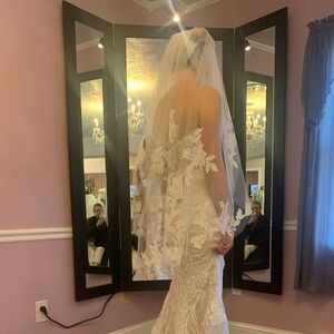 Elegant White Lace Veil -fingertip length